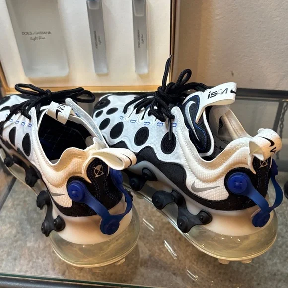 Nike White and Black Athletic Shoes like new - Picture 12 of 15